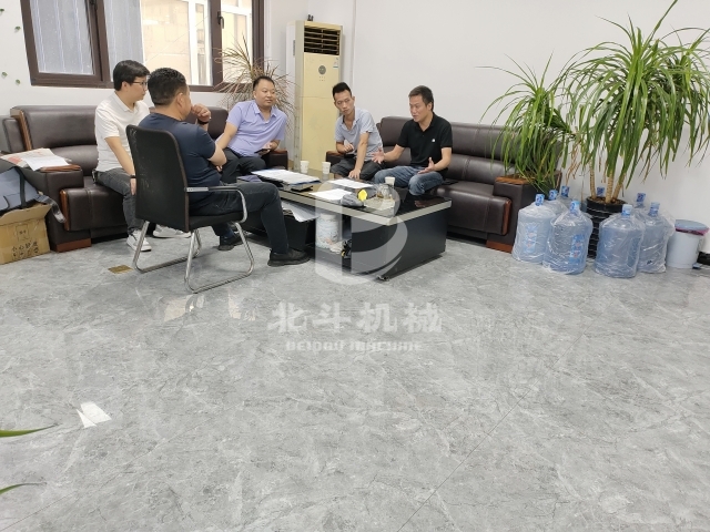 總設計師張總與客戶深入交流鋰電池91好色先生TV